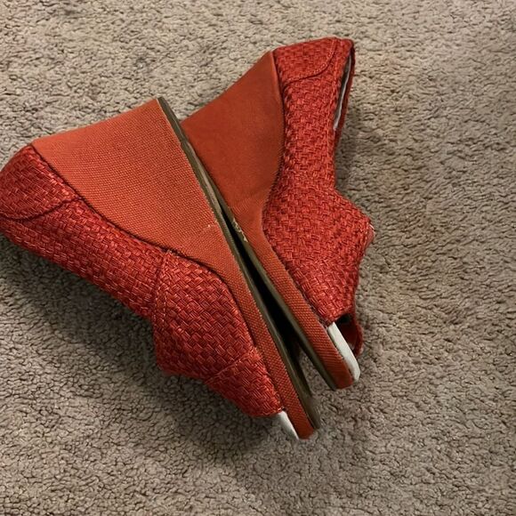 Tom’s red wedge peep toe 7.5 - Picture 6 of 8